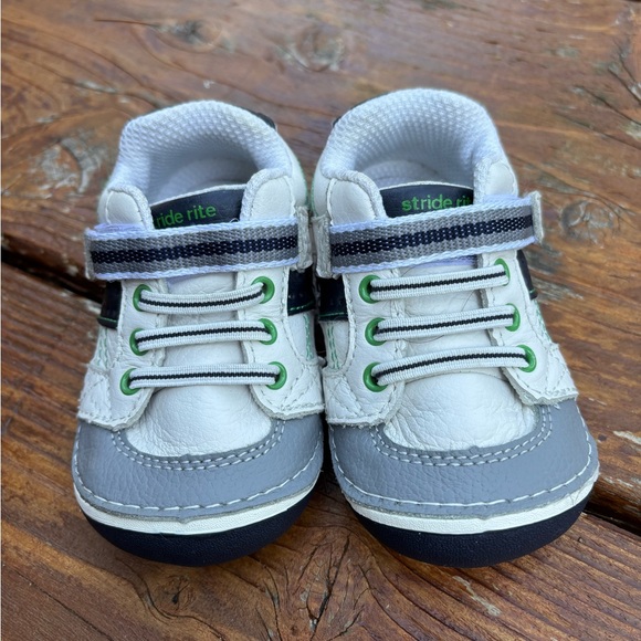 Stride Rite Gray and White Kids Shoes, size 4.5W - Picture 1 of 6
